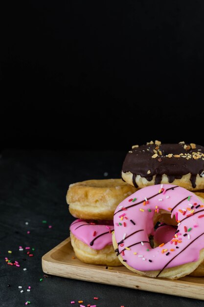 donuts op zwarte achtergrond