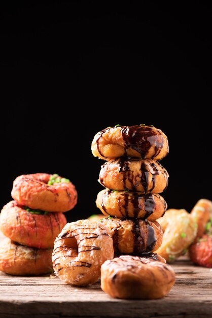 Donuts overgoten met chocoladesaus op een houten tafel