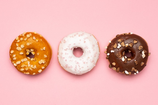 Donuts van zoete chocolade, karamel en aardbei