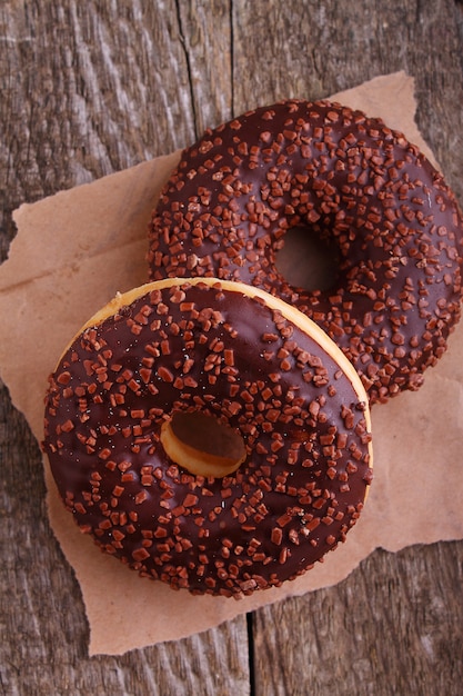 Foto ciambelle con cioccolato su uno sfondo scuro