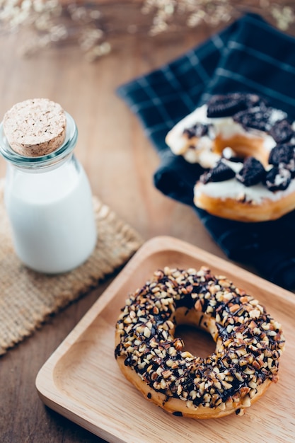 Ciambelle con latte sul tavolo di legno