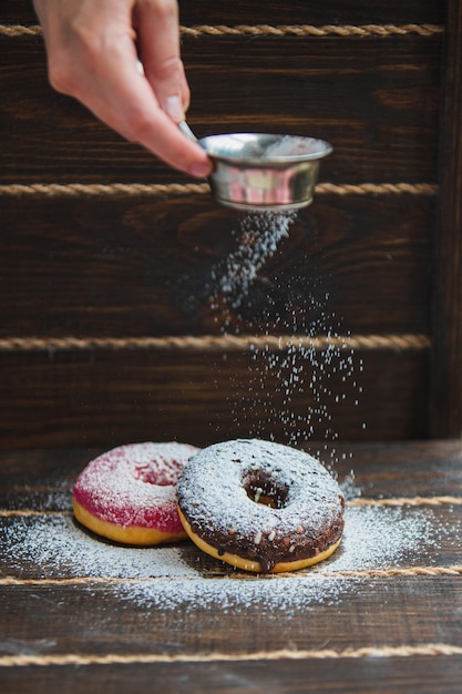 Donuts zijn bestrooid met poedersuiker