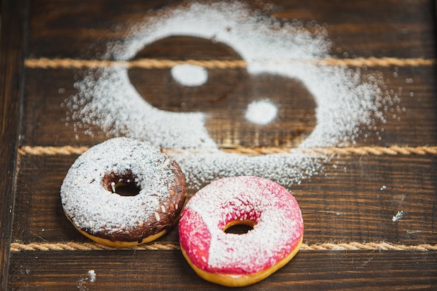 Donuts zijn bestrooid met poedersuiker