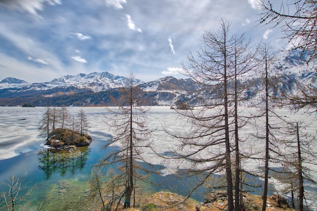 Dooi in de engadin-vallei met eilandje in het meer van de zwitserse alpen