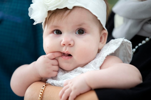 Doop van het kind Een schattige baby in de armen van haar vader