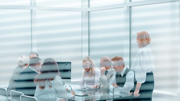 door de jaloezieën. business team bespreekt iets tijdens een werkvergadering. foto met kopieerruimte