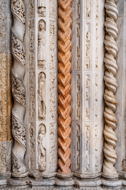 Детали двери базилики санта-мария-маджоре бергамо италия