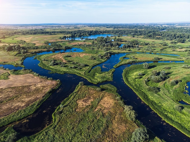 Foto door een grasachtig landschap stroomt een rivier.