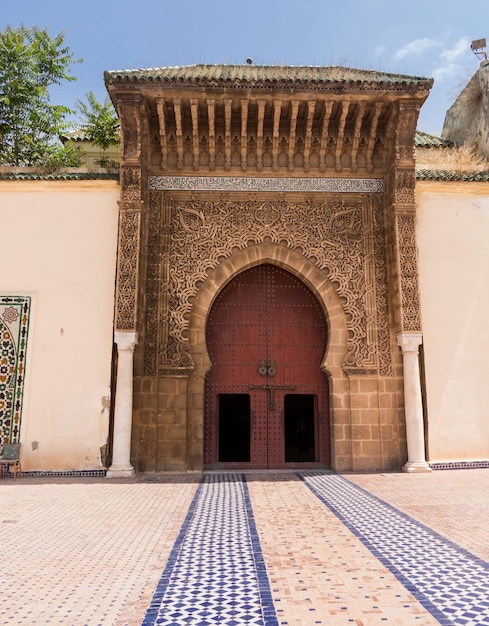 Photo door and entrance to mosque in meknes morocco