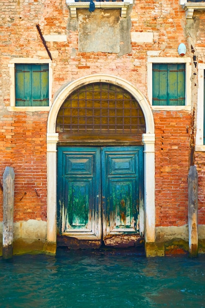 Photo door - entry to old building in venice, italy