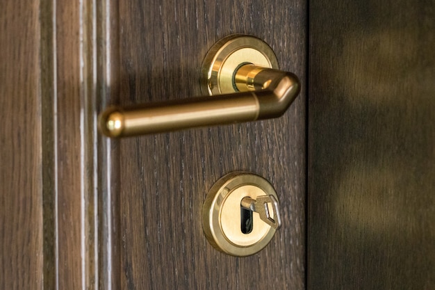 Maniglia. serratura con chiavi. primo piano della porta di legno marrone. nuovo concetto di casa. immobiliare.