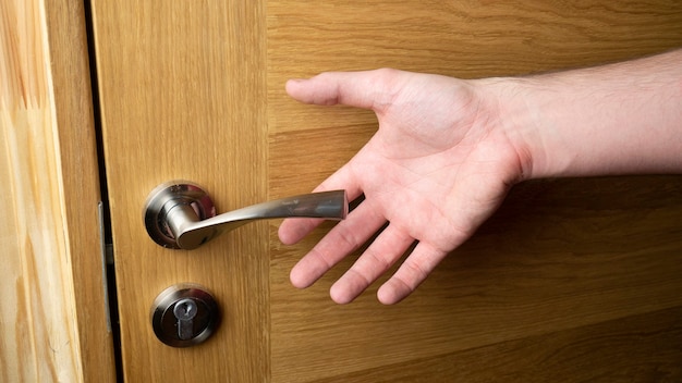 Door handle, opening by gloved hand and without gloves, clean door handle, hands must be washed