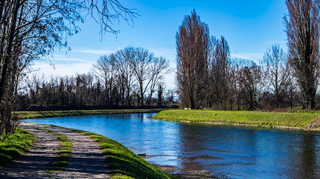 Door het park stroomt een rivier.