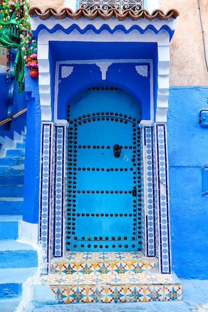 Porta di una casa a chefchaouen in marocco