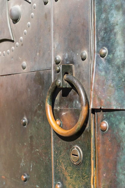 トビリシジョージアの古代金属ドアのドアノッカーがクローズアップ