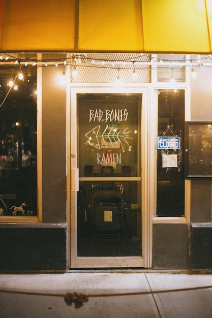 Foto una foto della porta di un ristorante