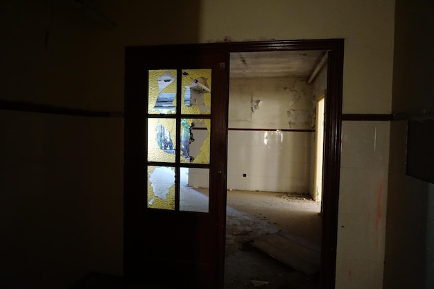Дверь в комнату из старого школьного здания в центре картины.