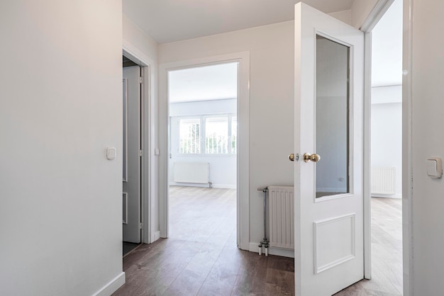 하얀 문과 '방으로 가는 문'이라고 적힌 하얀 문이 있는 방으로 들어가는 문