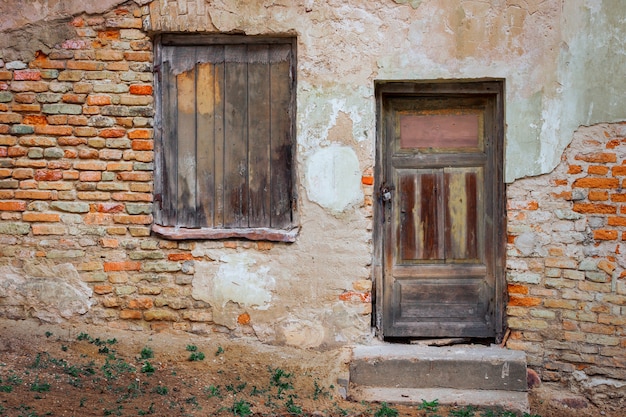 Porta e finestra di una vecchia casa