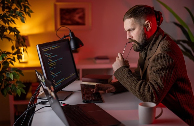 Doordachte bebaarde man zit aan bureau