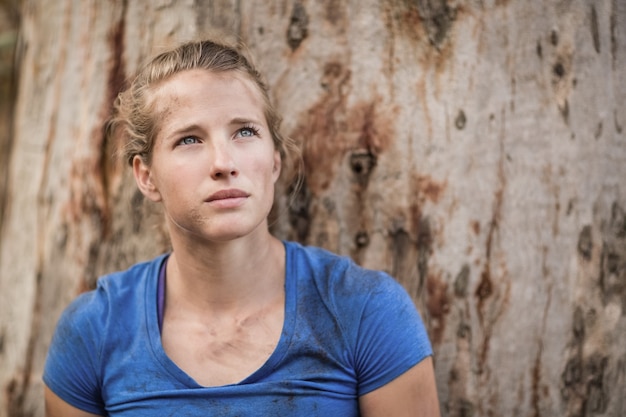 Doordachte fit vrouw stond tijdens hindernissenparcours in laarskamp