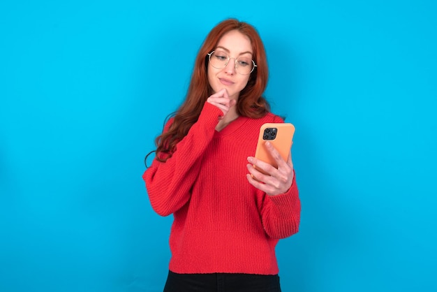 Doordachte gelukkige vrouw houdt telefoon copyspace vast