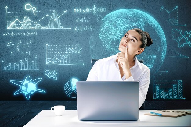 Doordachte jonge Europese zakenvrouw met laptop en gloeiende wiskundige formules en globe hologram op wazige blauwe achtergrond Vergelijking digitale gegevens en wiskunde app concept