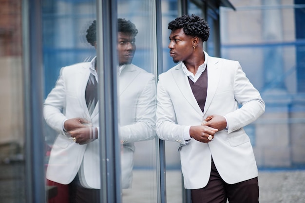 Doordachte jonge knappe Afro-Amerikaanse heer in formalwear Zwarte stijlvolle model man in witte jas