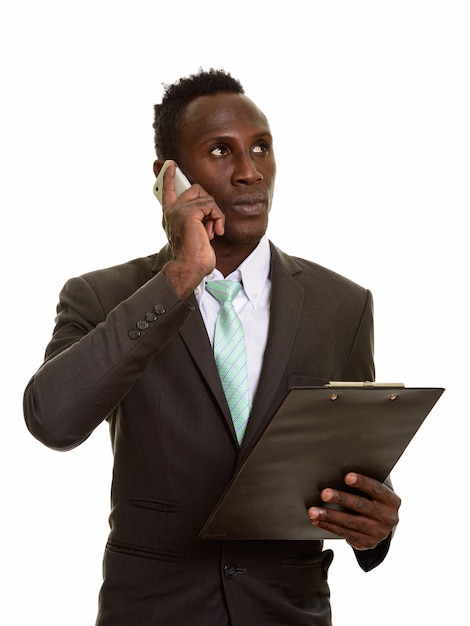 Doordachte jonge zwarte afrikaanse zakenman praten op mobiele telefoon