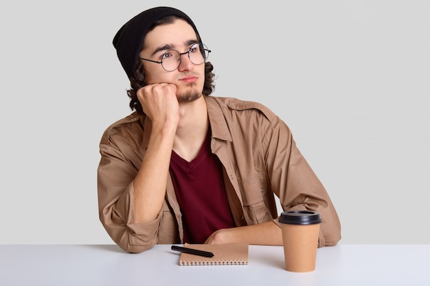 Doordachte mannelijke tekstschrijver heeft een kleine baard