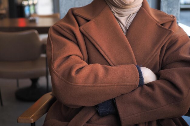 Doordachte moslimvrouwen zitten op café