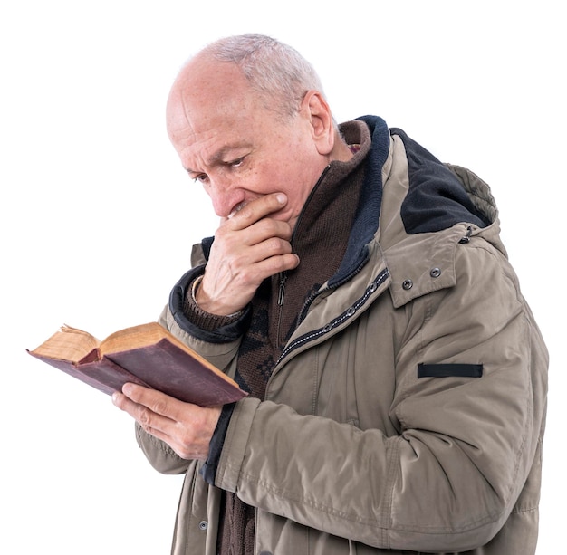 Doordachte oudere man leest heilige bijbel op witte achtergrond