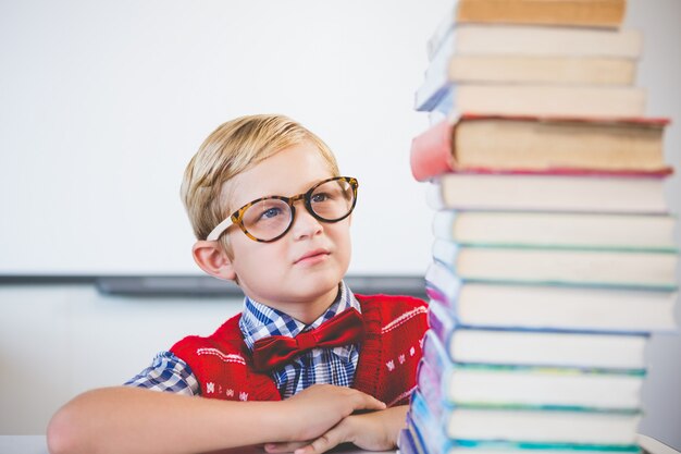 Doordachte schoolkind die zich voordoet als leraar in de klas