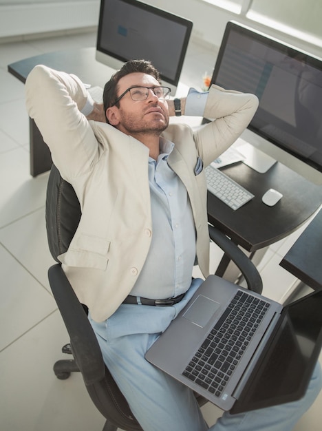 Doordachte zakenman zit op weekdagen voor de Deskoffice