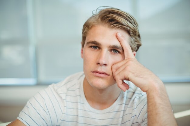 Doordachte zakenman zitten met de hand op het voorhoofd