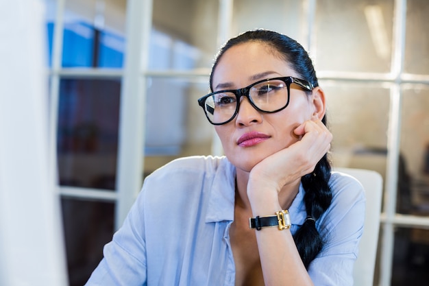 Doordachte zakenvrouw achter haar bureau