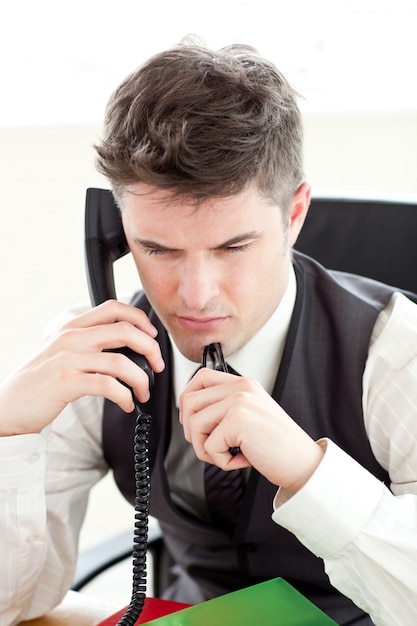 Doordachte zakenvrouw op telefoon