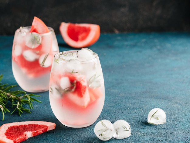 Doordrenkt detoxwater met grapefruit en rozemarijn