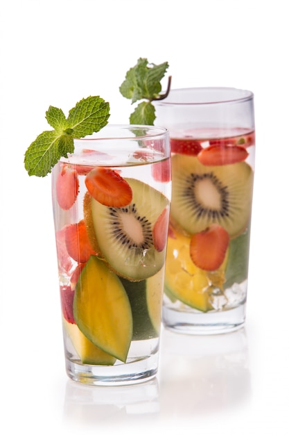 Doordrenkt vers fruit water kiwi, mango en aardbei. Geïsoleerde ov