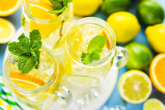 Doordrenkt water met verse citrusvruchten en ijs.