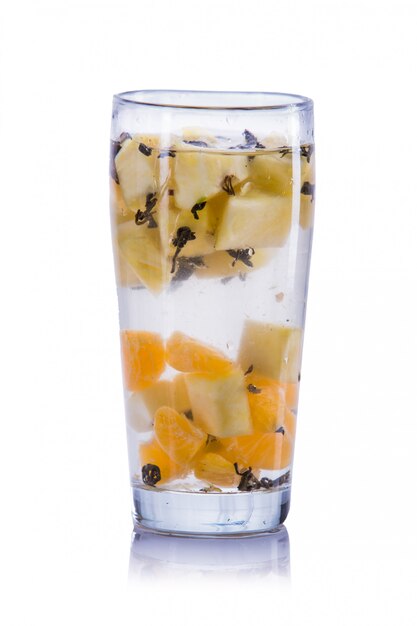 Doordrenkt watermix van sinaasappel, ananas en groene thee