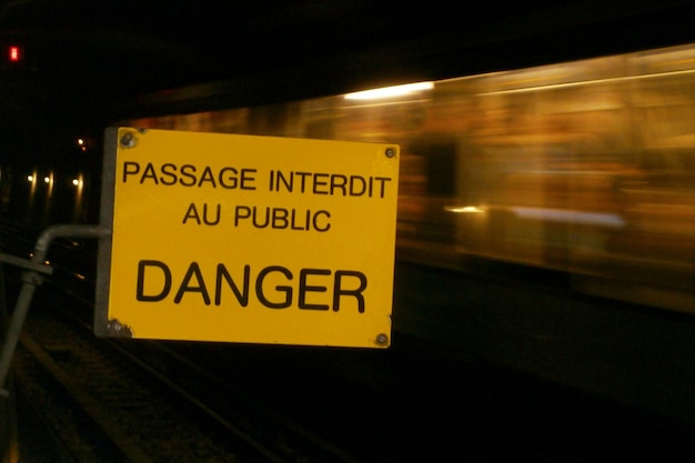 Doorgang verboden voor het publiek GEVAAR bord in het Frans