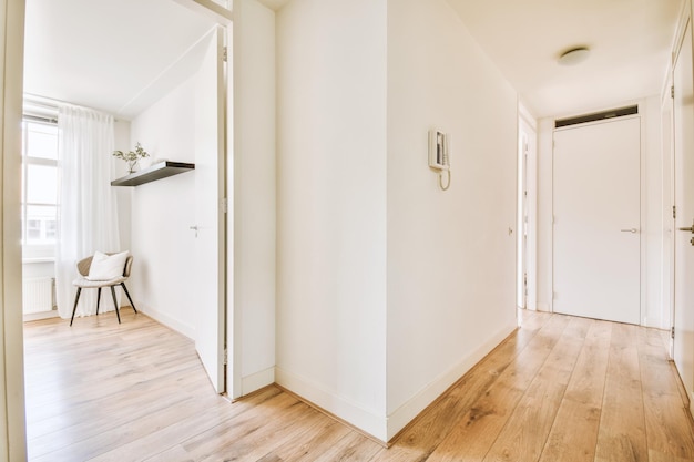 Photo doorway of modern apartment with white walls and parquet floor