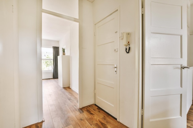 Photo doorway of modern apartment with white walls and parquet floor