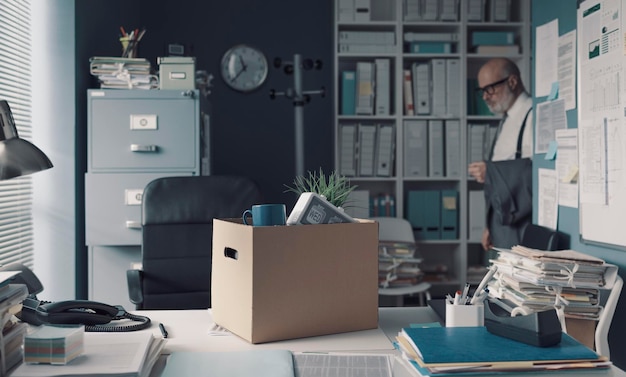 Doos gevuld met persoonlijke bezittingen op het bureau