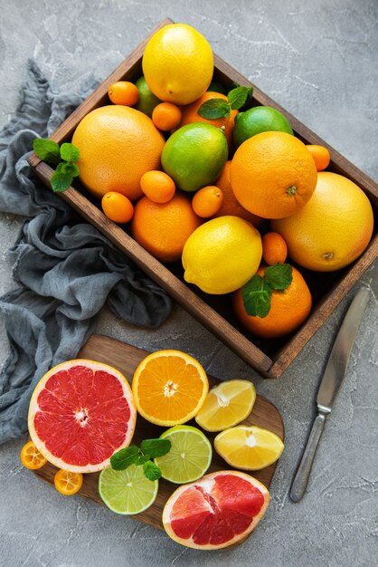 Doos met citrusvruchten vers fruit op een concrete achtergrond