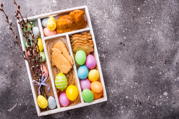 Doos met pasen-koekjes en eieren