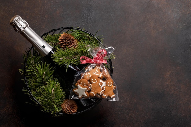 Doos met peperkoek kerstkoekjes en champagne