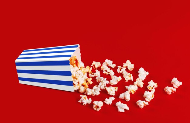 Foto doos met popcorn gestreept in verschillende kleuren op een rode achtergrond