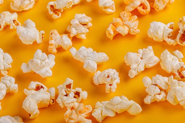 doos met popcorn op een gele achtergrond close-up